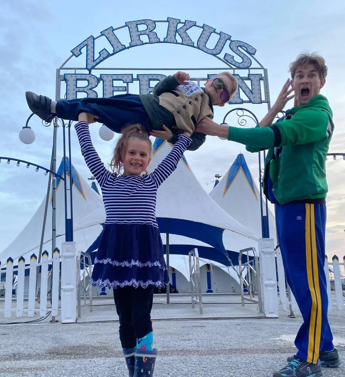 Akrobatik Familie Zirkus Berlin