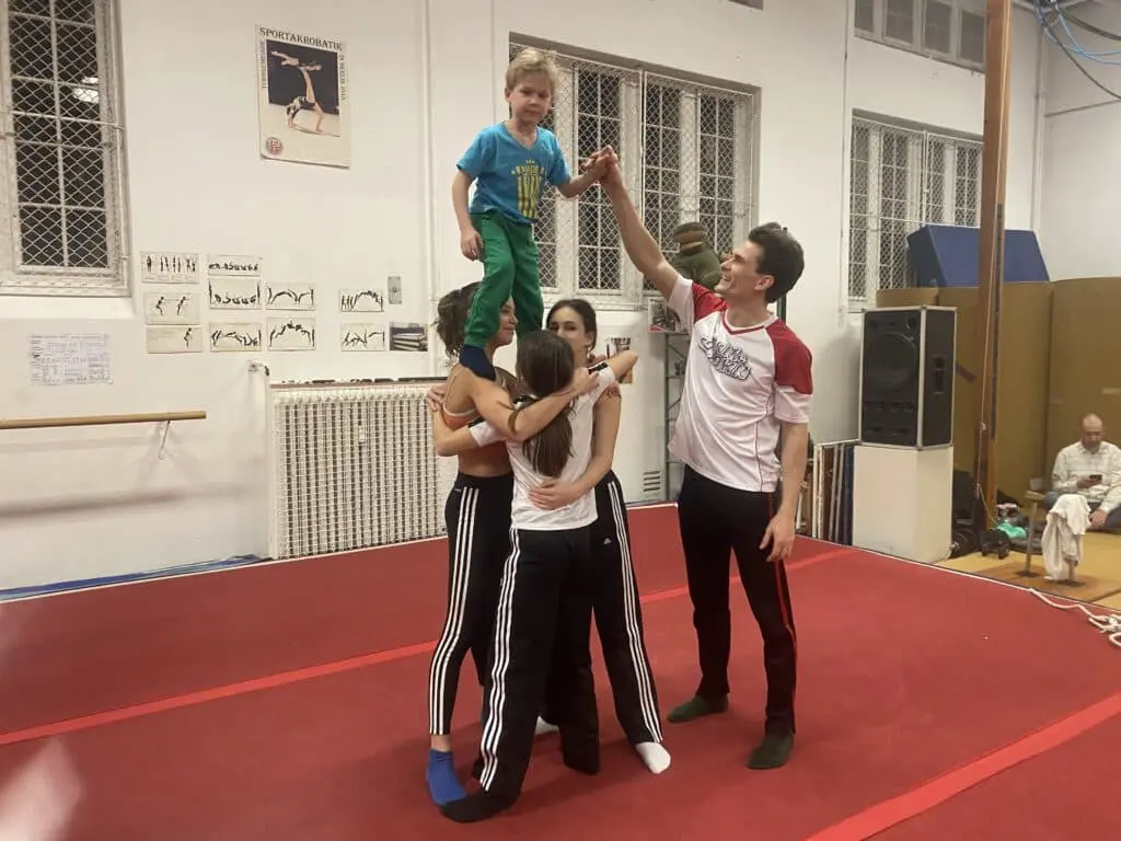 Handstand-Progression: Vom Anfänger zum stabilen Hold in Berlin