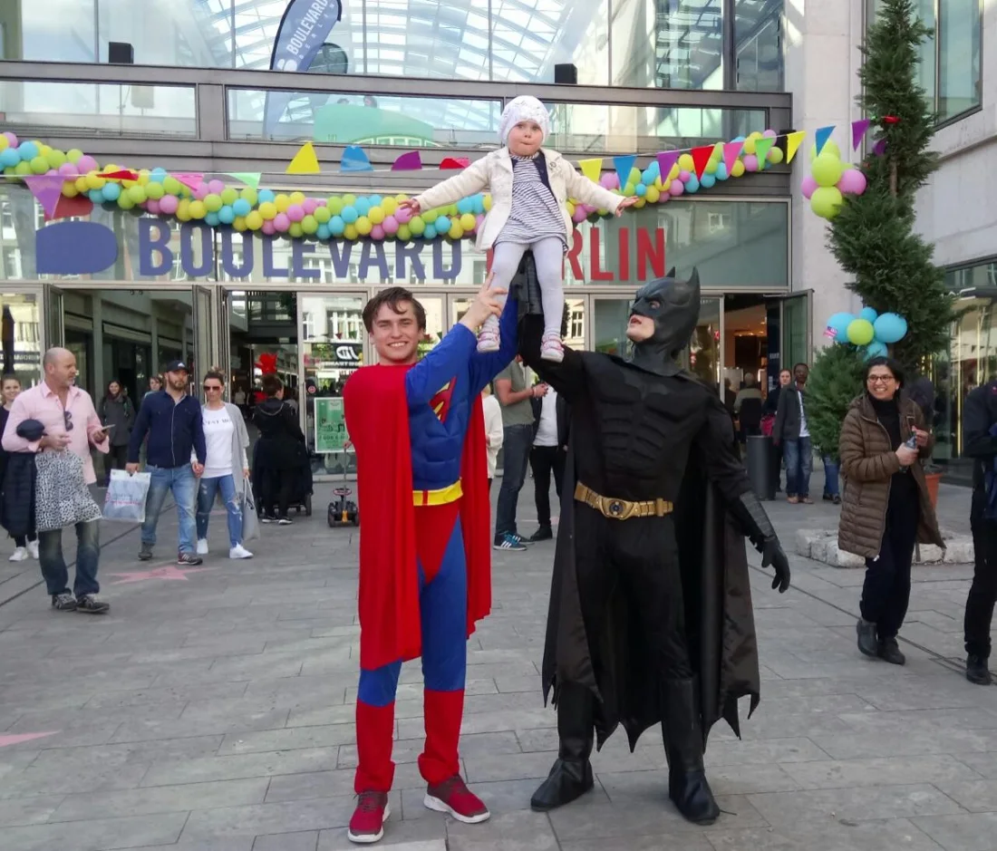 Superman & Batman – Boulevard Berlin Walking Act