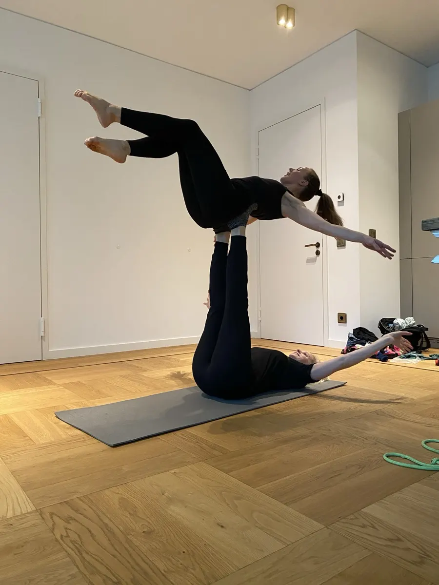 AcroYoga: Base & Flyer in Partner-Balance – Workshop mit BerlinJohn